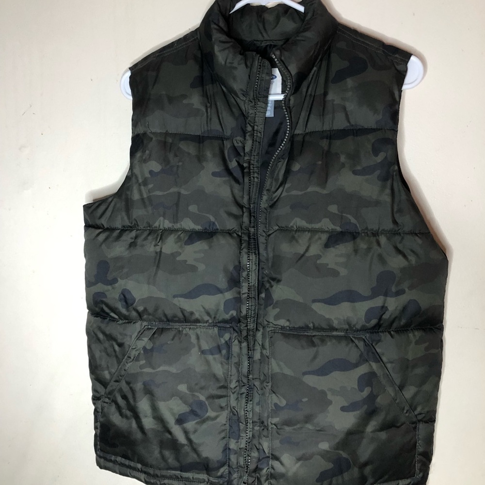 Old Navy boys XL 14-16 puffer vest in camo